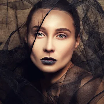 粉丝使用手机观看电竞比赛